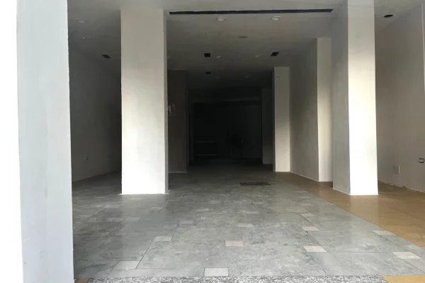 Jepet me qera dyqan ne Qender