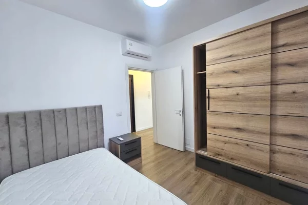 Shtepi me qera Apartament ne Tirane, 3+1, Mobilimi E mobiluar, Pagesa 80,000  Leke.