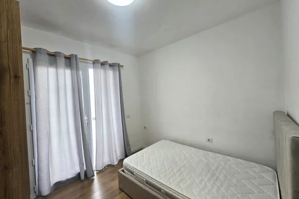 Shtepi me qera Apartament ne Tirane, 3+1, Mobilimi E mobiluar, Pagesa 80,000  Leke.