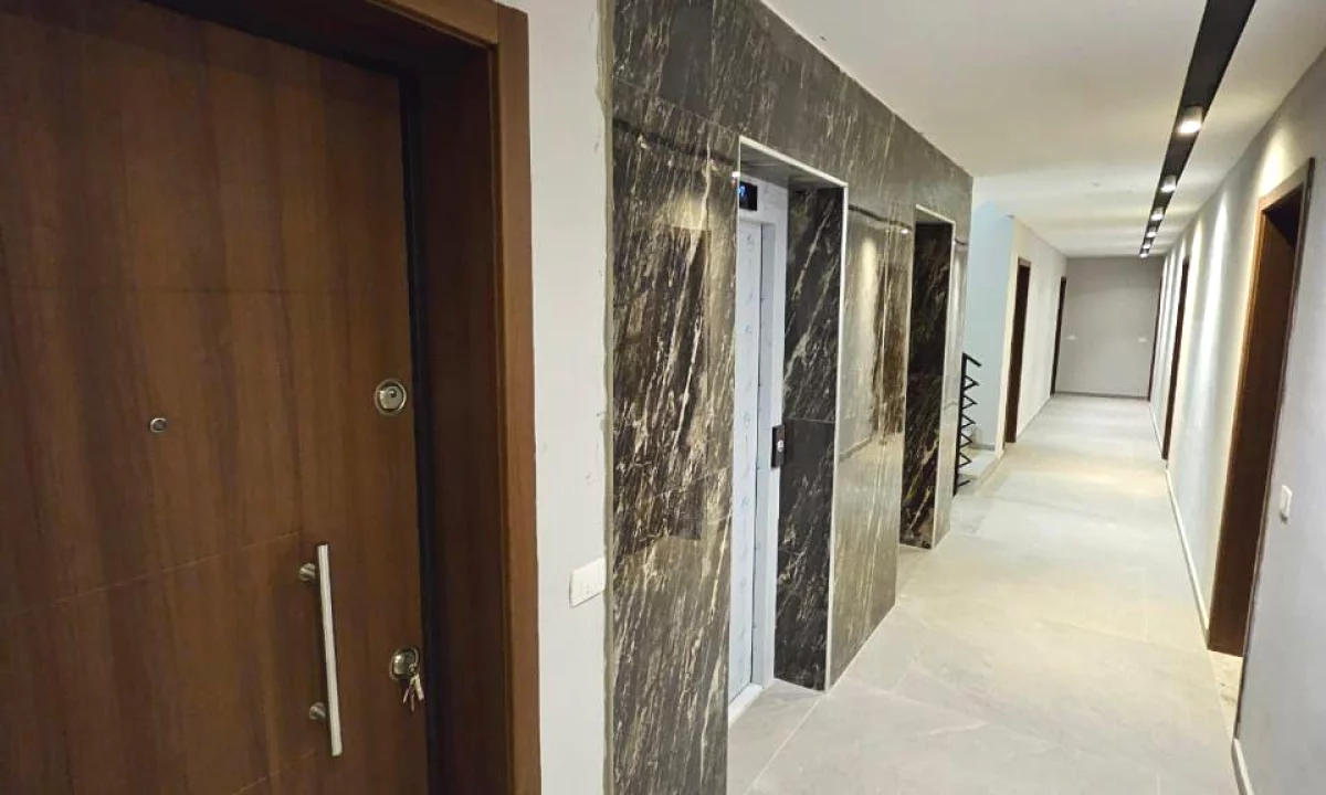 Jepet me qera ambjent per zyre 1+1 tek Pazari i Ri