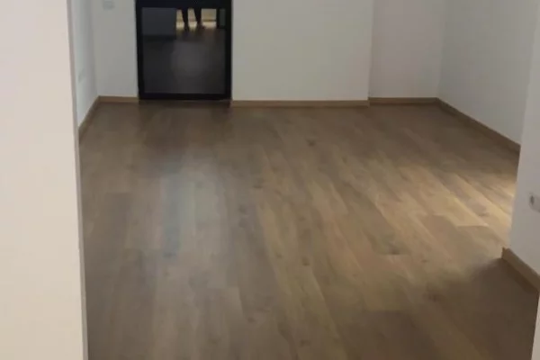 Jepet me qera ambjent per zyre 1+1 tek Pazari i Ri