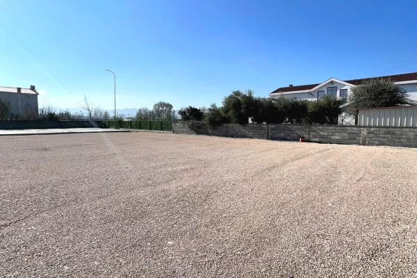 Truall ose Toke ne Tirane - 1,000 Euro