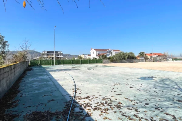 Truall ose Toke ne Tirane - 1,000 Euro