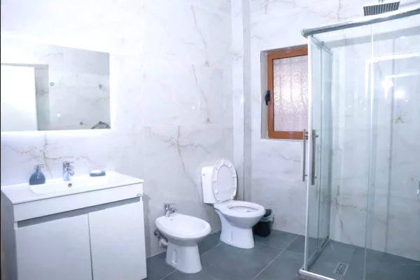 Shtepi me qera Apartament ne Tirane, 2+1, Mobilimi E mobiluar, Pagesa 900  Euro.