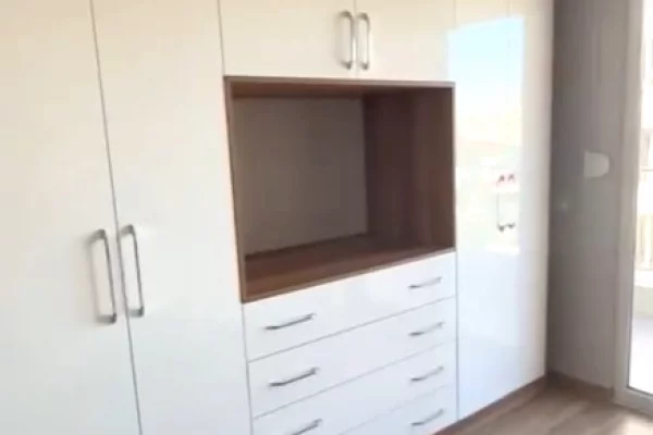 Shtepi ne shitje Apartament ne Tirane, 2+1, Mobilimi E mobiluar, Pagesa 125,000  Euro.