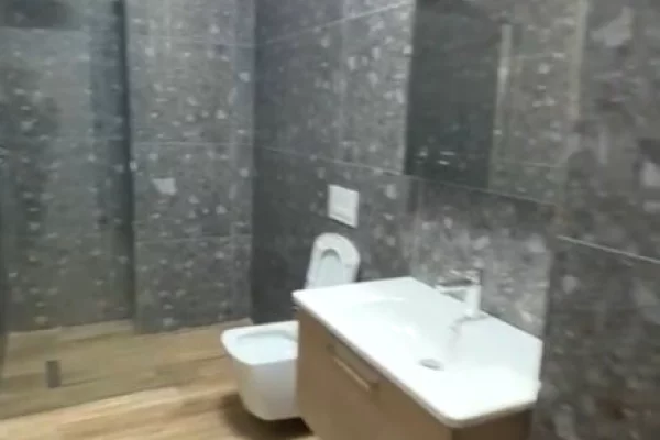 Shtepi ne shitje Apartament ne Tirane, 2+1, Mobilimi E mobiluar, Pagesa 125,000  Euro.