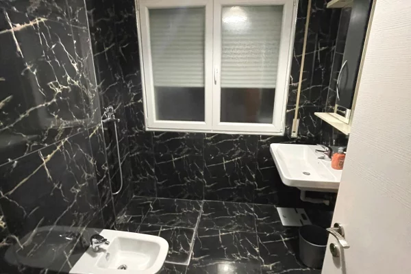 Shtepi me qera Apartament ne Tirane, 2+1, Mobilimi E mobiluar, Pagesa 1,000  Euro.