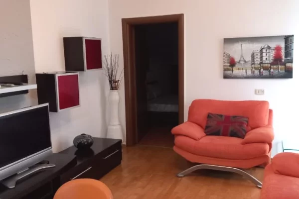 Shtepi me qera Apartament ne Tirane, 1+1, Mobilimi E mobiluar, Pagesa 600  Euro.