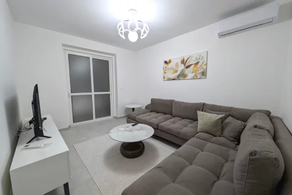 Jepet me qera Apartament 2+1 tek Selvia