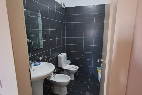 Shtepi me qera Apartament ne Tirane, 2+1, Mobilimi E mobiluar, Pagesa 55,000  Leke.