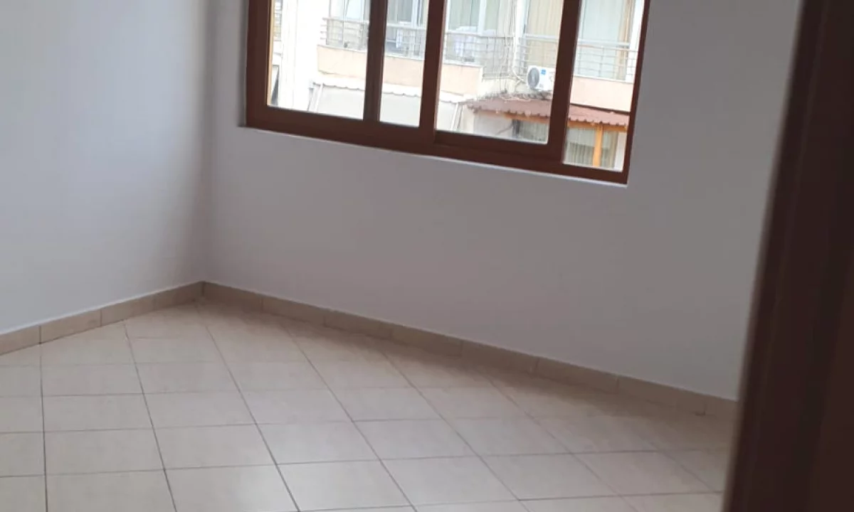 Shtepi me qera Apartament ne Tirane, 2+1, Mobilimi Bosh, pa mobiluar, Pagesa 35,000  Leke.