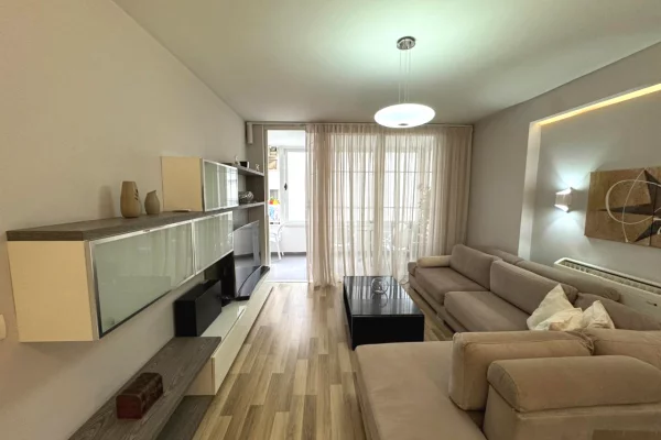 Jepet me qera Apartament 2+1 ne Qender 