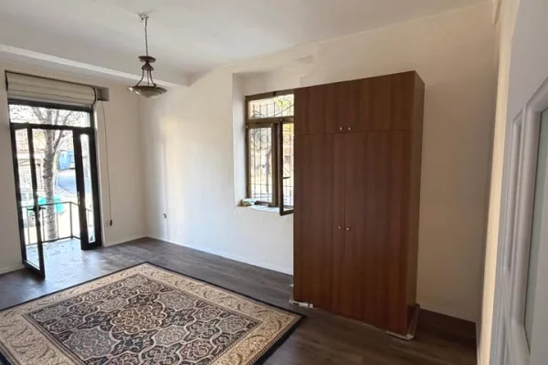 Jepet me qera dyqan tek Rruga e Dibres