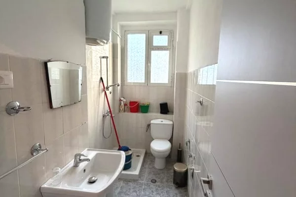 Ambient biznesi me qera 1+1 ne Tirane - 120,000 Leke