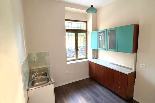 Jepet me qera dyqan tek Rruga e Dibres