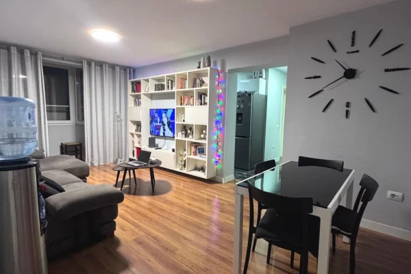Shtepi me qera Apartament ne Tirane, 2+1, Mobilimi Bosh, pa mobiluar, Pagesa 900  Euro.