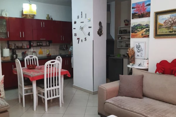 Shtepi ne shitje Apartament ne Tirane, 2+1, Mobilimi Bosh, pa mobiluar, Pagesa 195,000  Euro.