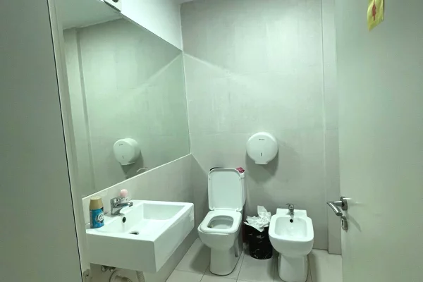 Shtepi ne shitje Apartament ne Tirane, 3+1, Mobilimi E mobiluar, Pagesa 470,000  Euro.