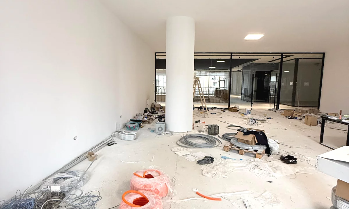 Shitet Ambient komercial tek Mine Peza Golden Tower