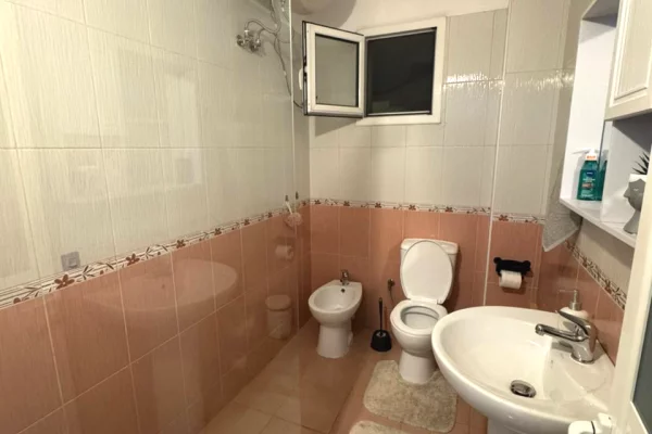 Shtepi me qera Shtepi Private ne Tirane, 1+1, Mobilimi E mobiluar, Pagesa 42,000  Leke.