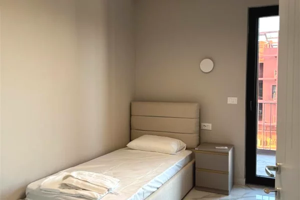 Shtepi me qera Apartament ne Tirane, 3+1, Mobilimi E mobiluar, Pagesa 1,900  Euro.