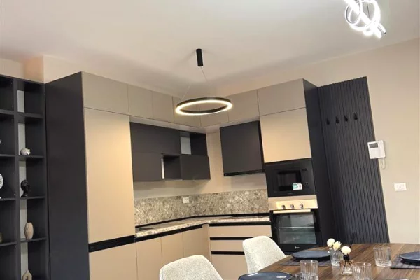 Shtepi me qera Apartament ne Tirane, 3+1, Mobilimi E mobiluar, Pagesa 1,900  Euro.