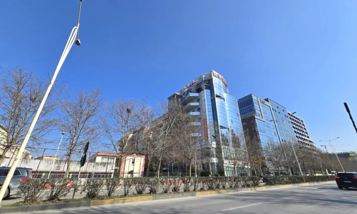 Jepet me qera dyqan ne Laprake