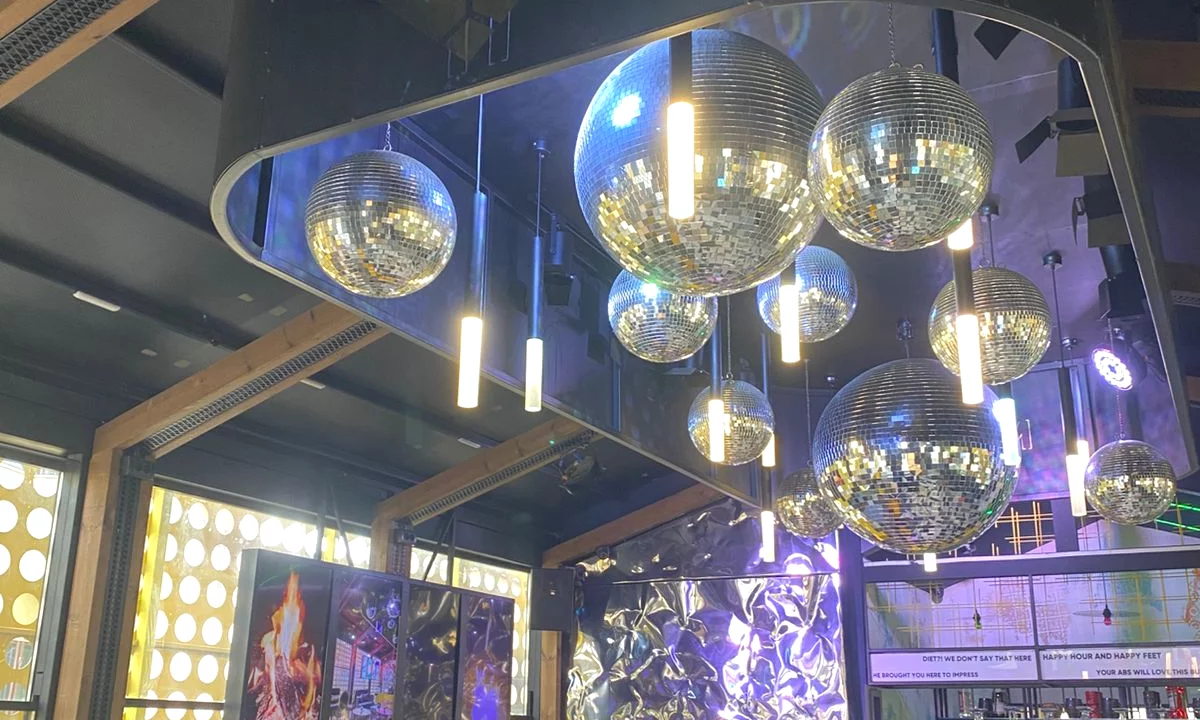 Jepet me qera Lokal tek 21 Dhjetori