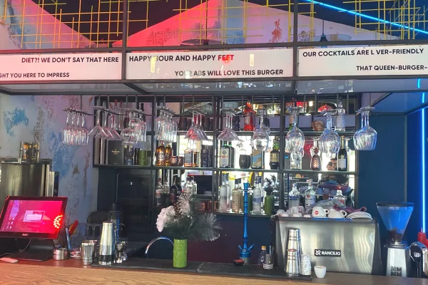 Jepet me qera Lokal tek 21 Dhjetori