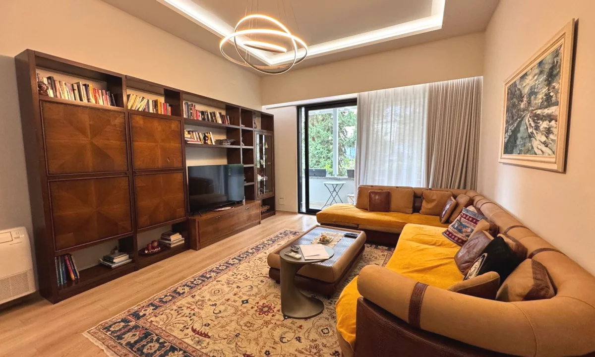 Shtepi ne shitje Apartament ne Tirane, 3+1, Mobilimi E mobiluar, Pagesa 330,000  Euro.