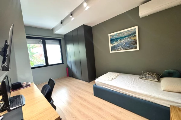 Shtepi ne shitje Apartament ne Tirane, 3+1, Mobilimi E mobiluar, Pagesa 330,000  Euro.