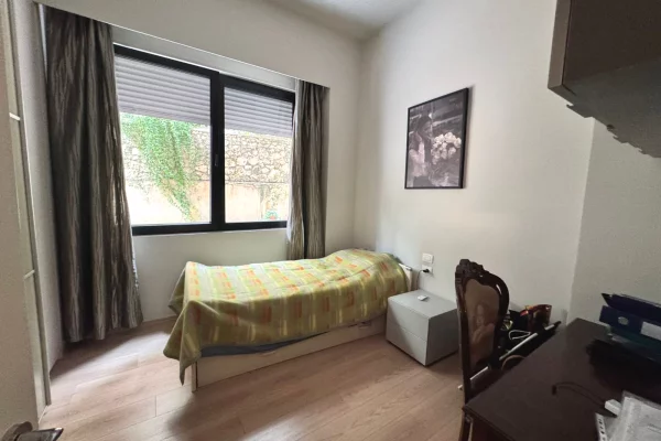 Shtepi ne shitje Apartament ne Tirane, 3+1, Mobilimi E mobiluar, Pagesa 330,000  Euro.