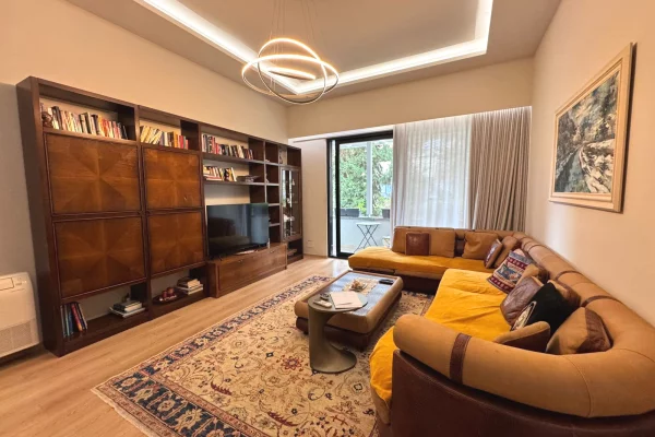 Shitet Apartament 3+1+2 tek Liqeni i Thate