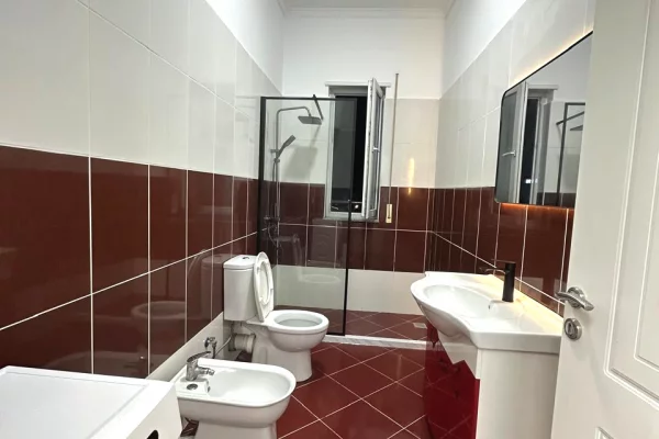 Shtepi ne shitje Papafingo(kati i catise) ne Tirane, 2+1, Mobilimi E mobiluar, Pagesa 169,000,000  Leke.