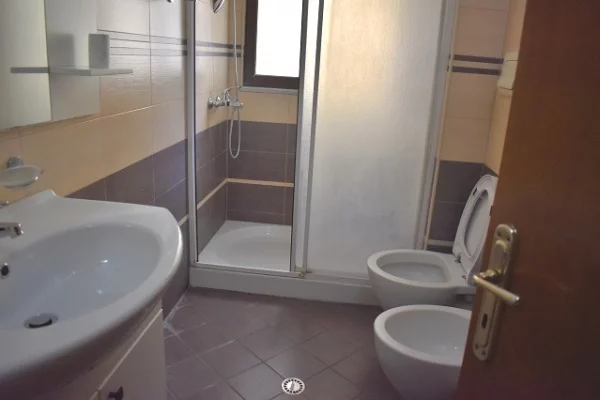 Shtepi me qera Apartament ne Tirane, 3+1, Mobilimi E mobiluar, Pagesa 65,000  Leke.