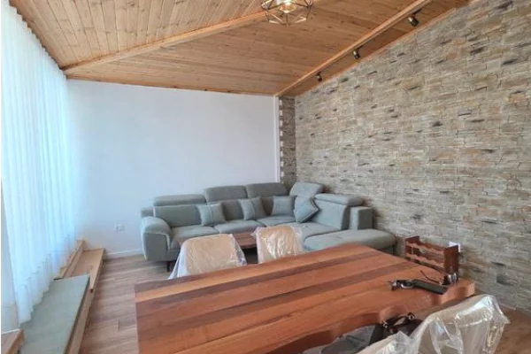 Jepet me qera apartament 2+1 + post parkimi në Shkoze