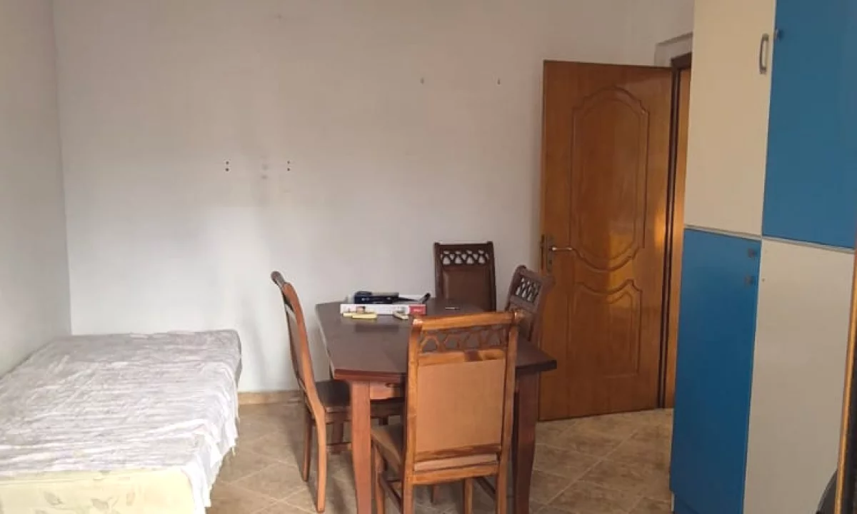 Shtepi ne shitje Apartament ne Tirane, 2+1, Mobilimi E mobiluar, Pagesa 128,000  Euro.
