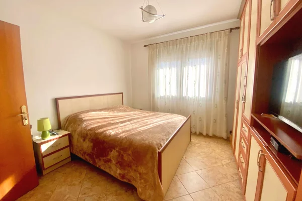 Shtepi ne shitje Apartament ne Tirane, 1+1, Mobilimi E mobiluar, Pagesa 92,000  Euro.