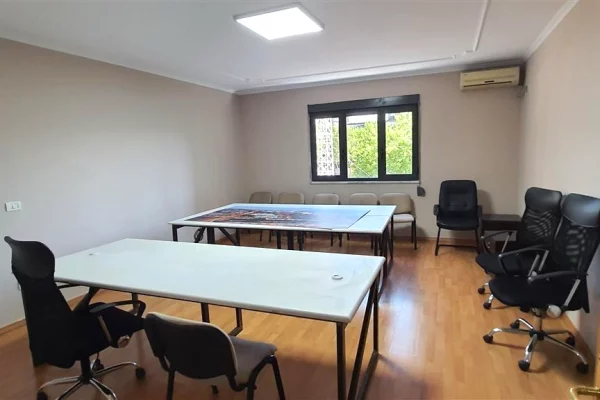Ambient biznesi me qera 1+1 ne Tirane - 1,300 Euro