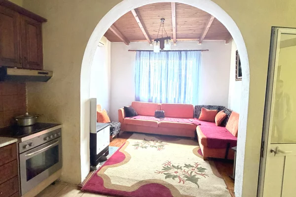 Shtepi me qera Shtepi Private ne Tirane, 3+1, Mobilimi E mobiluar, Pagesa 400  Euro.