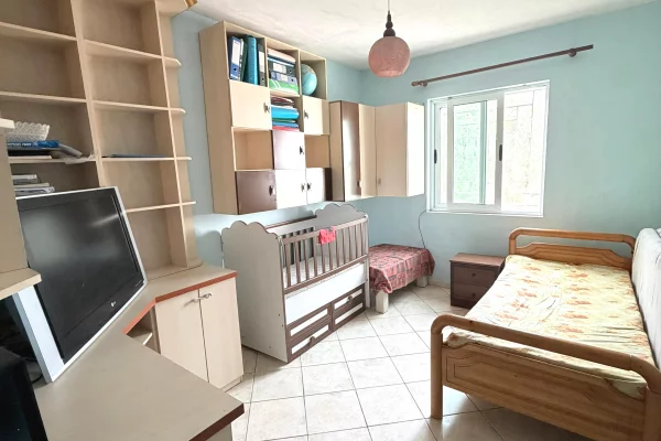 Shtepi me qera Shtepi Private ne Tirane, 3+1, Mobilimi E mobiluar, Pagesa 400  Euro.