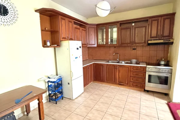 Shtepi me qera Shtepi Private ne Tirane, 3+1, Mobilimi E mobiluar, Pagesa 400  Euro.