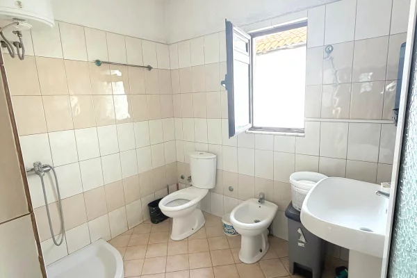 Shtepi me qera Shtepi Private ne Tirane, 3+1, Mobilimi E mobiluar, Pagesa 400  Euro.