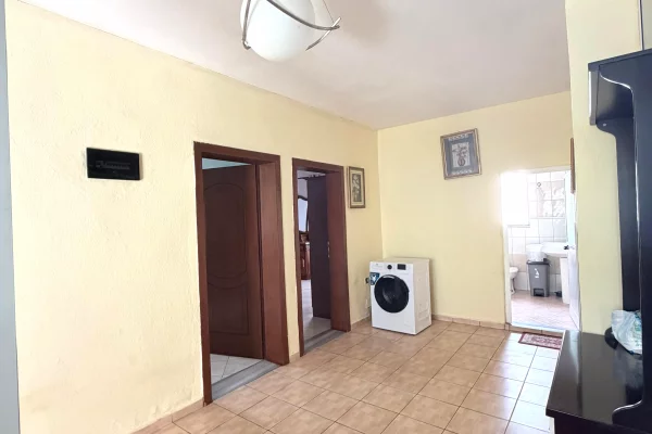 Shtepi me qera Shtepi Private ne Tirane, 3+1, Mobilimi E mobiluar, Pagesa 400  Euro.