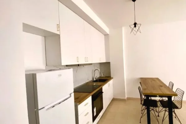 Apartament me qera  2+1 tek Komuna e Parisit/ 58,000 leke
