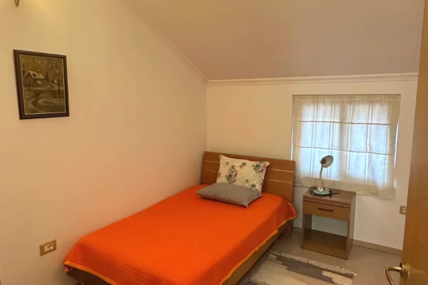 Shtepi me qera Apartament ne Tirane, 3+1, Mobilimi E mobiluar, Pagesa 850  Euro.