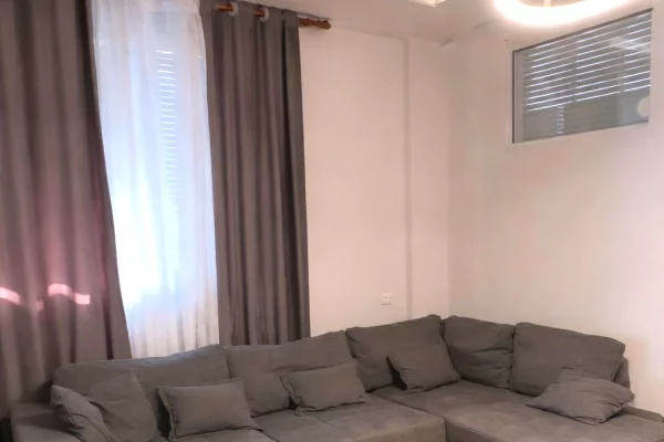 Shtepi me qera Apartament ne Tirane, 1+1, Mobilimi E mobiluar, Pagesa 550  Euro.