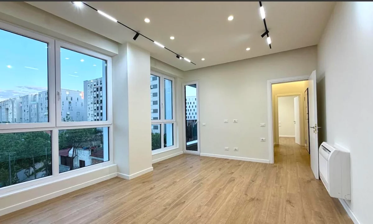 Ambiente me qera tek Komuna e Parisit/ 1,000 Euro