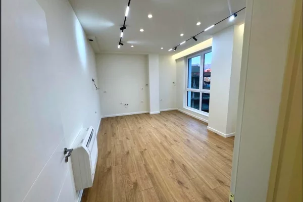 Ambiente me qera tek Komuna e Parisit/ 1,000 Euro