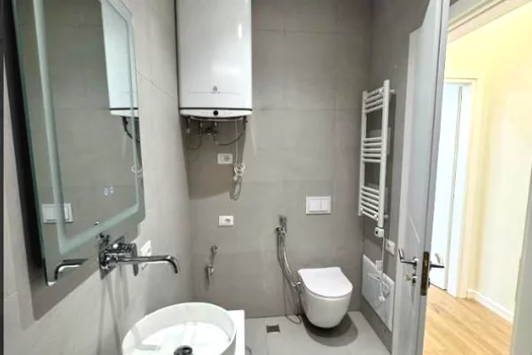 Ambiente me qera tek Komuna e Parisit/ 1,000 Euro